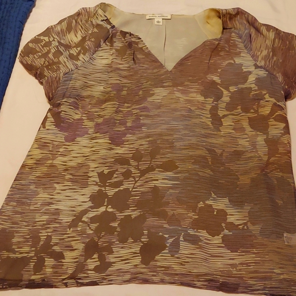 Banana Republic Woman's blouse pretty gray with leaf print silk lining